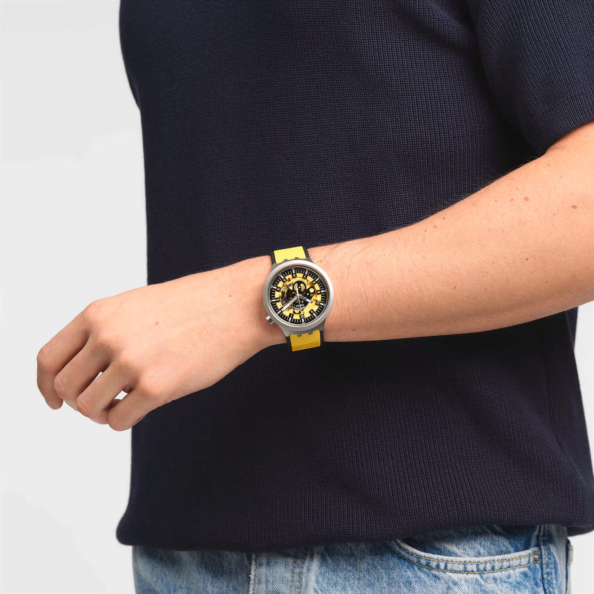 Swatch Big Bold Irony Bolden Yellow – Vista angolata orologio oversize giallo – SWATCH