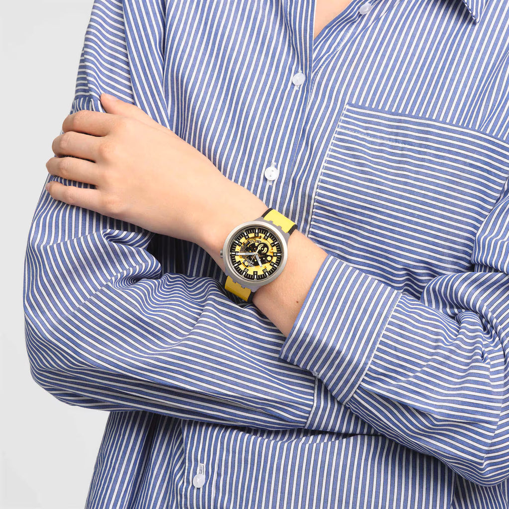 Swatch Big Bold Irony Bolden Yellow – Orologio oversize indossato al polso, scatto lifestyle – CICCO Gioielleria