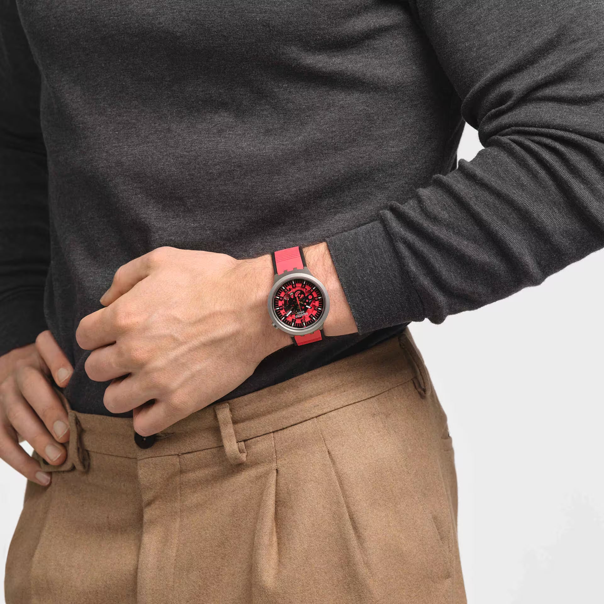 Swatch Big Bold Irony Red Juicy – Vista angolata orologio oversize rosso – SWATCH