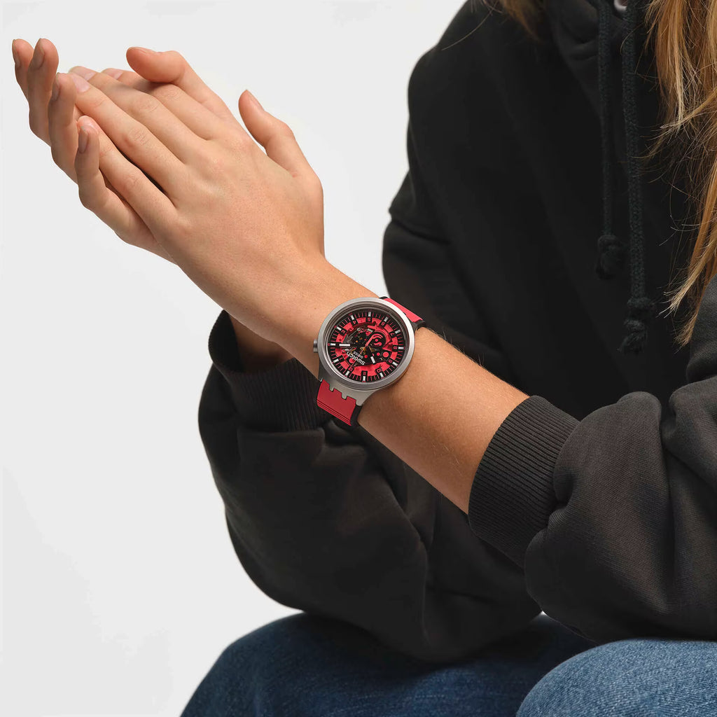 Swatch Big Bold Irony Red Juicy – Orologio oversize indossato al polso, scatto lifestyle – CICCO Gioielleria
