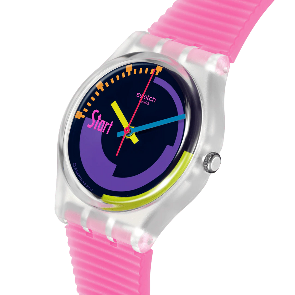 Dettaglio del quadrante Swatch Neon Pink Podium SO28K111 con grafica viola, scritta Start e lancette gialla, azzurra e rosa.