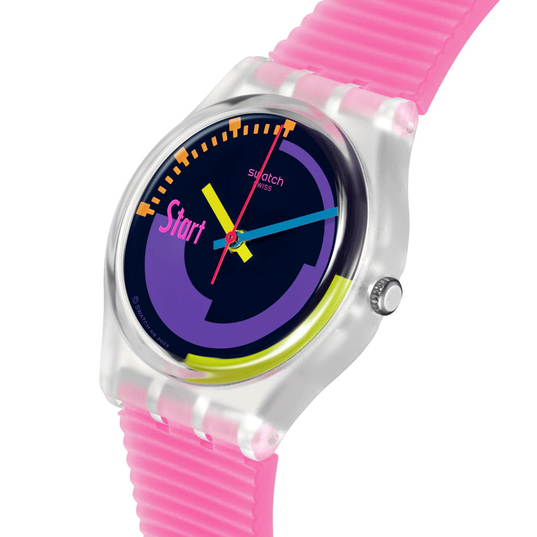Dettaglio del quadrante Swatch Neon Pink Podium SO28K111 con grafica viola, scritta Start e lancette gialla, azzurra e rosa.