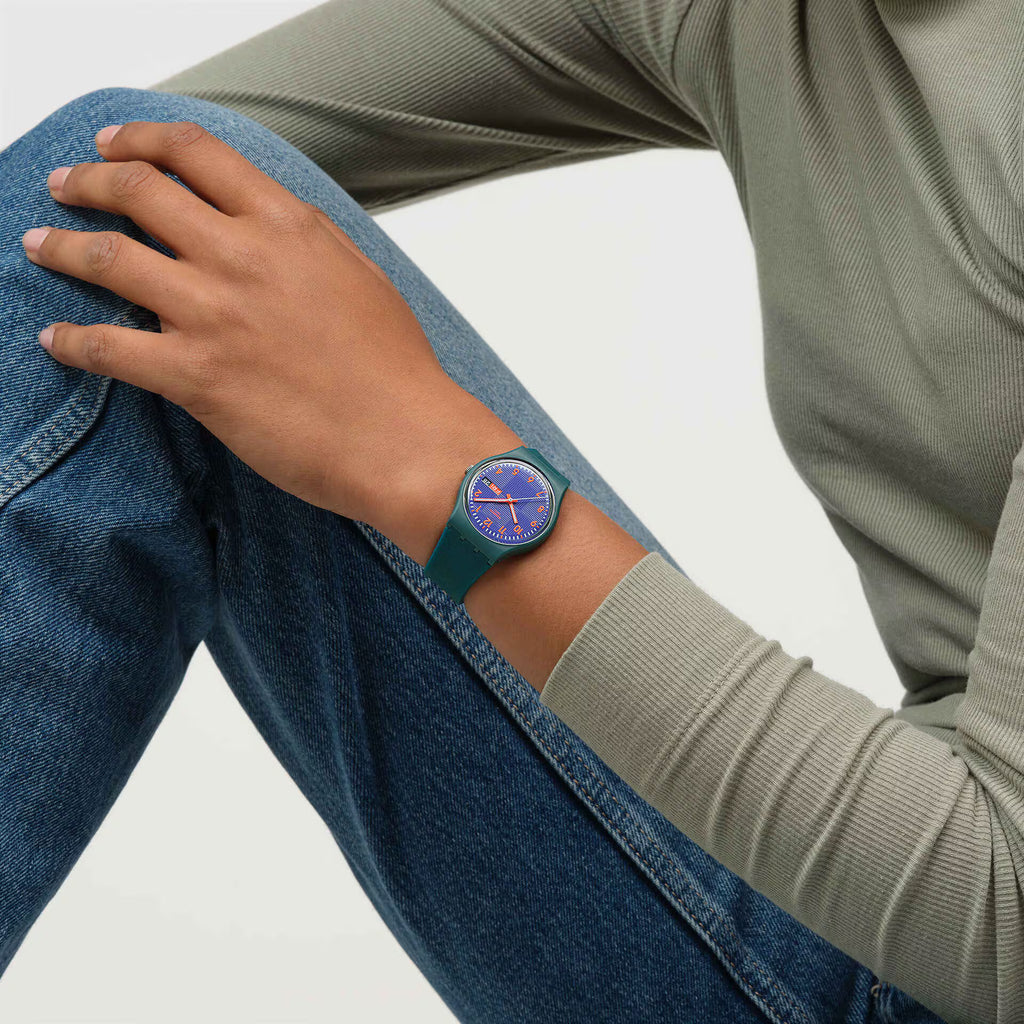 Swatch Gent SO29K101 Pattern Formation – Orologio uomo indossato al polso, scatto lifestyle – CICCO Gioielleria