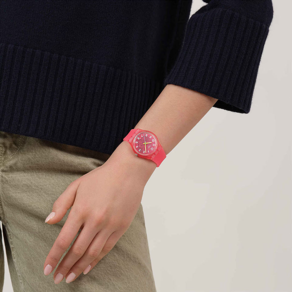 Swatch Gent SO29P700 Wavelengths of Coral – Orologio uomo indossato al polso, scatto lifestyle – CICCO Gioielleria