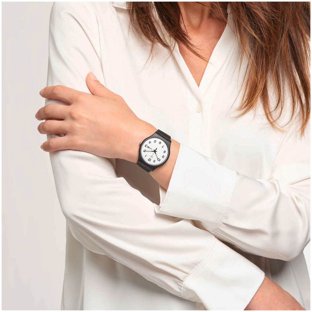 Swatch Gent GB753 Twice Again – Orologio uomo indossato al polso, scatto lifestyle – CICCO Gioielleria