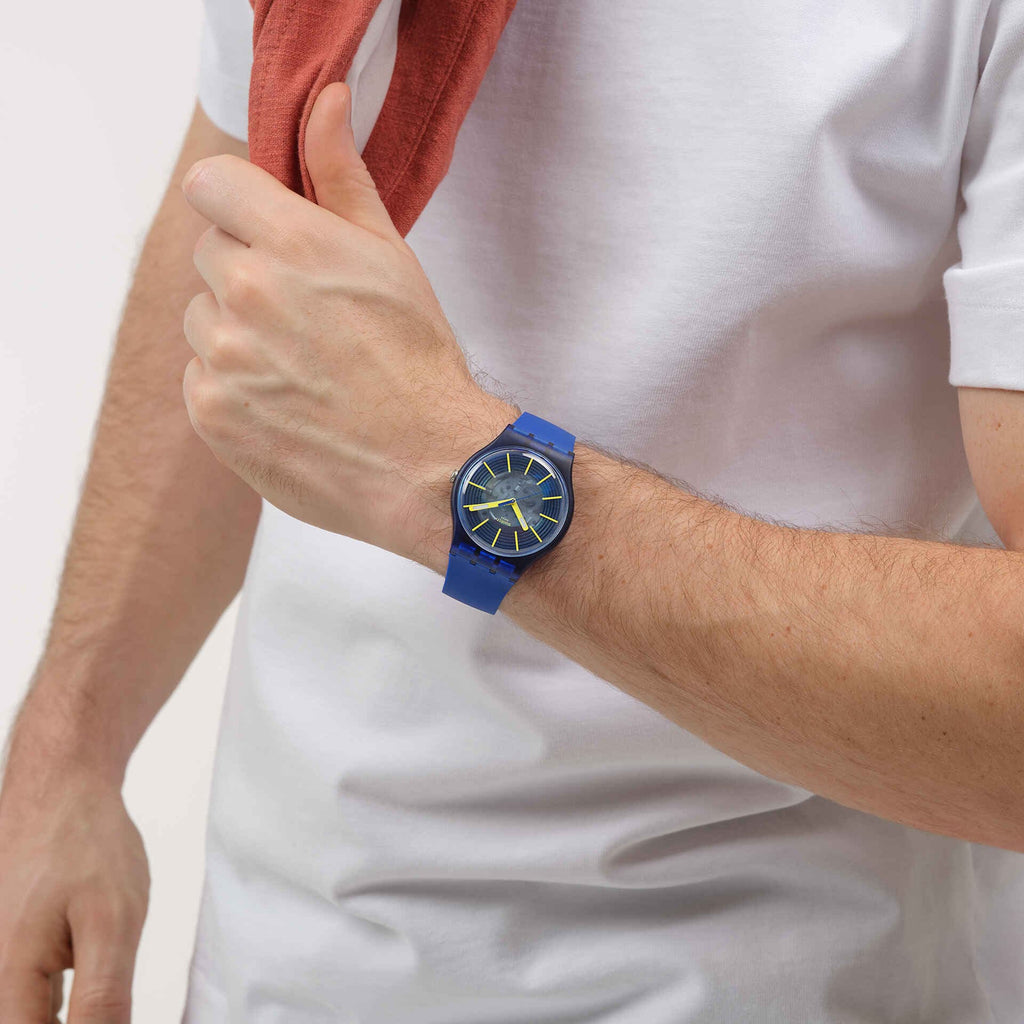 Swatch Gent SO29B700 Revealed in the Depths – Orologio uomo indossato al polso, scatto lifestyle – CICCO Gioielleria
