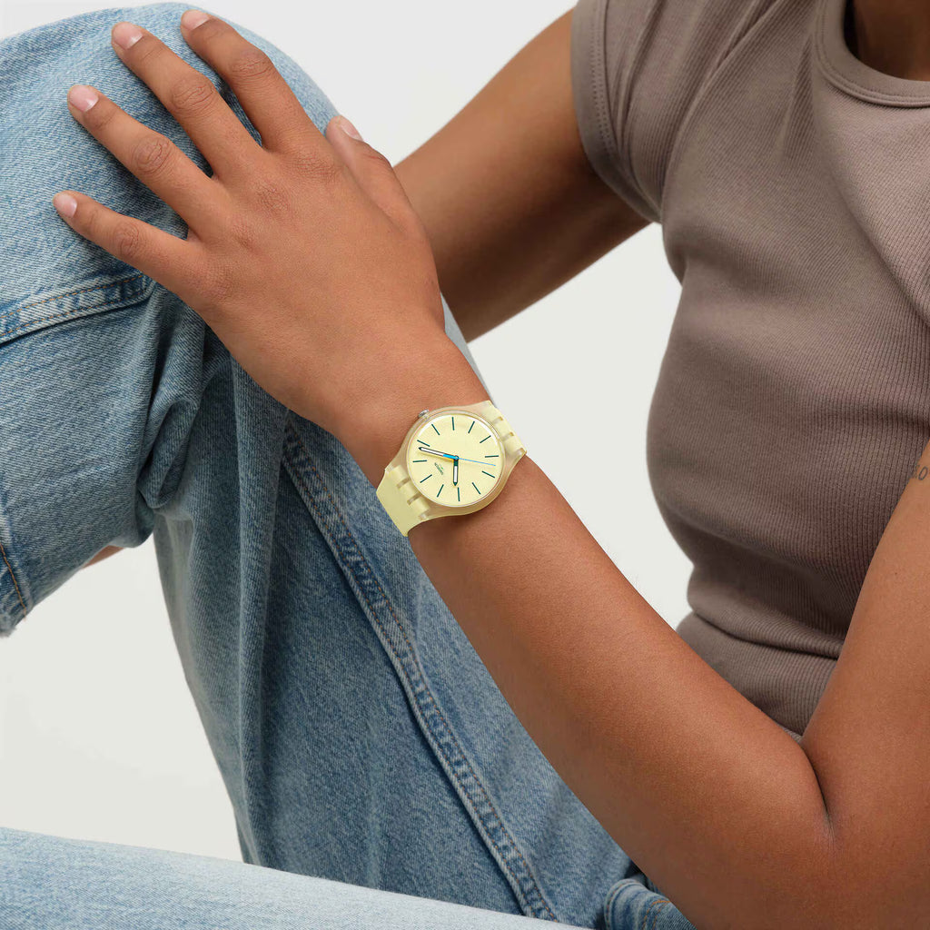 Swatch Gent SO29G700 Citrus Tilt – Orologio uomo indossato al polso, scatto lifestyle – CICCO Gioielleria