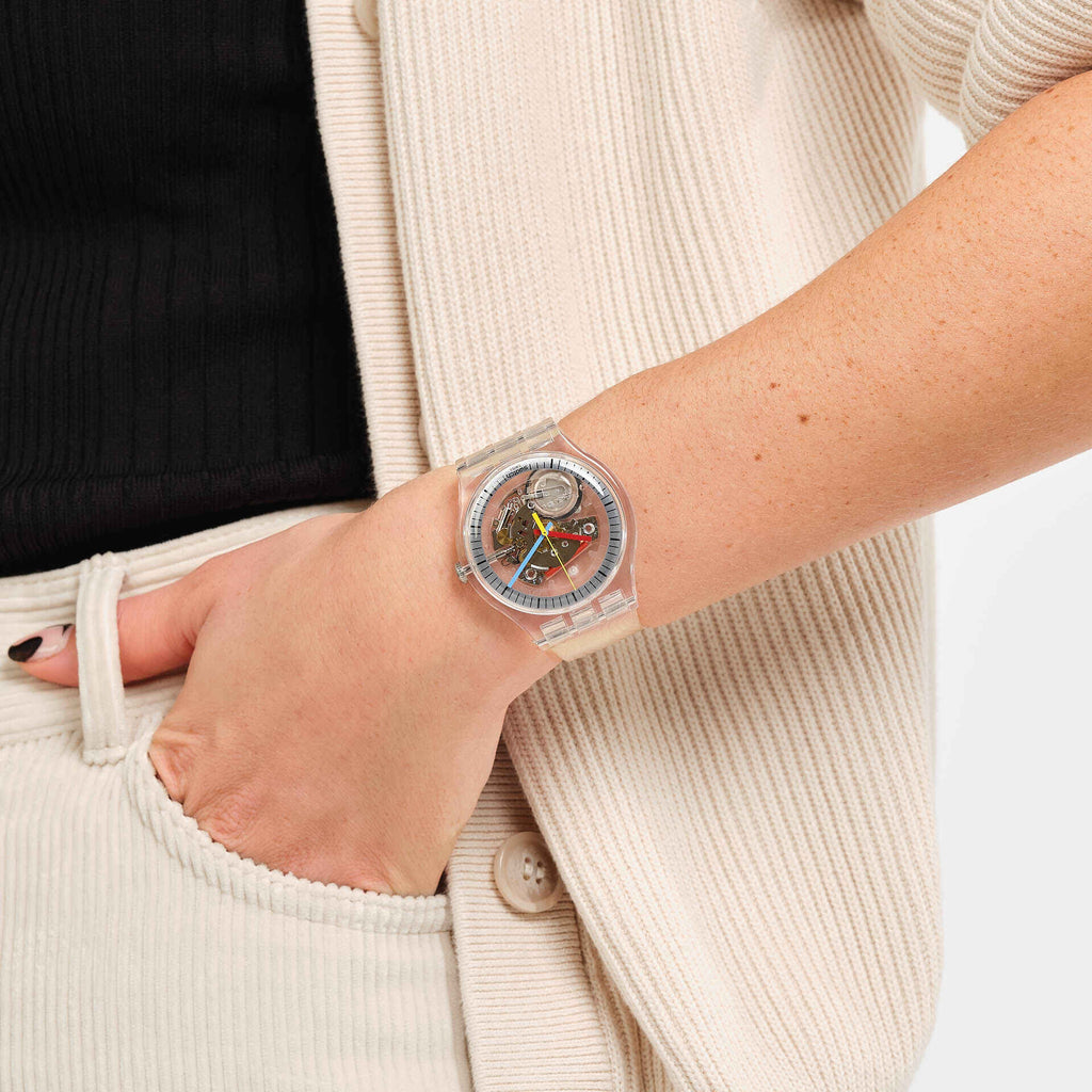 Swatch Clearly New Gent – Vista angolata orologio trasparente New Gent – SWATCH