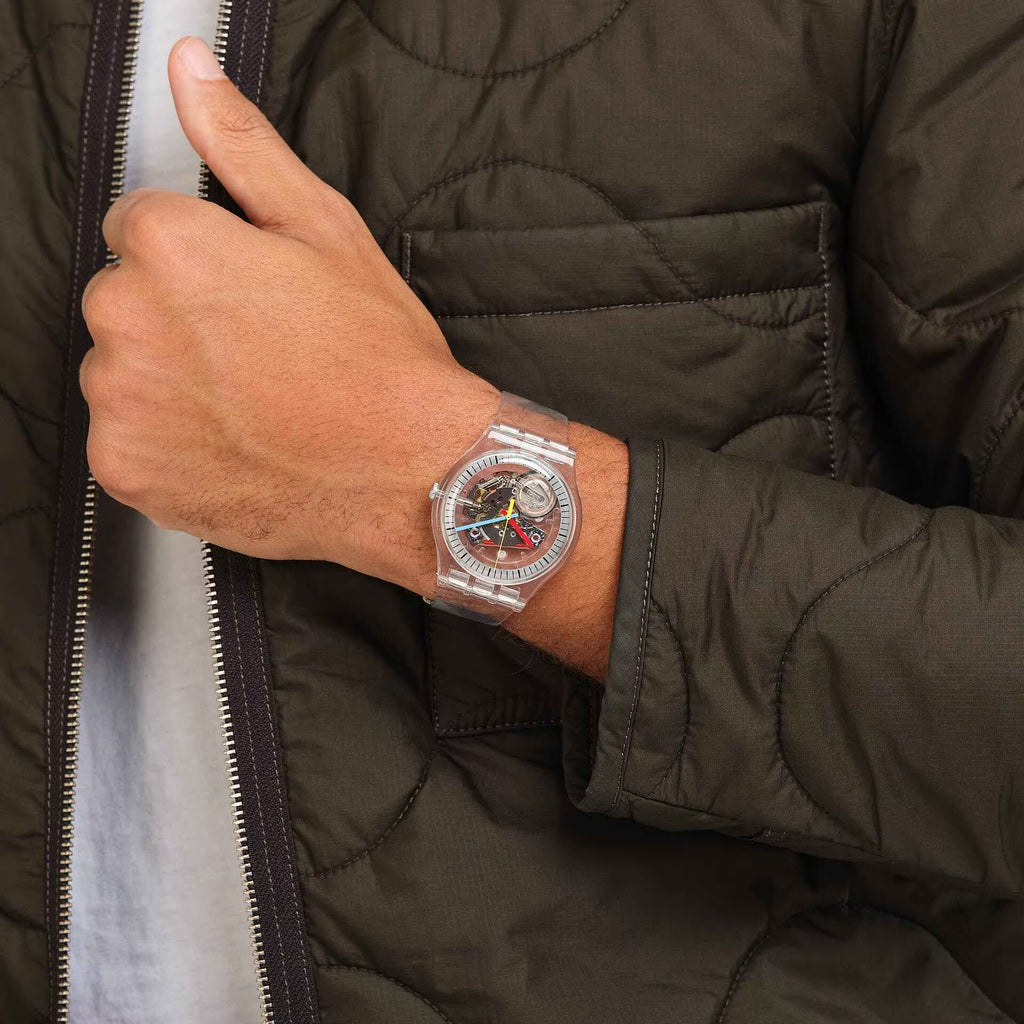 Swatch Clearly New Gent – Orologio trasparente indossato al polso, scatto lifestyle – CICCO Gioielleria