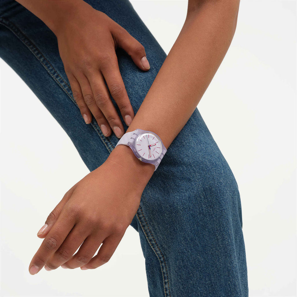 Swatch New Gent SUOV702 Lavendaze – Orologio uomo indossato al polso, scatto lifestyle – CICCO Gioielleria
