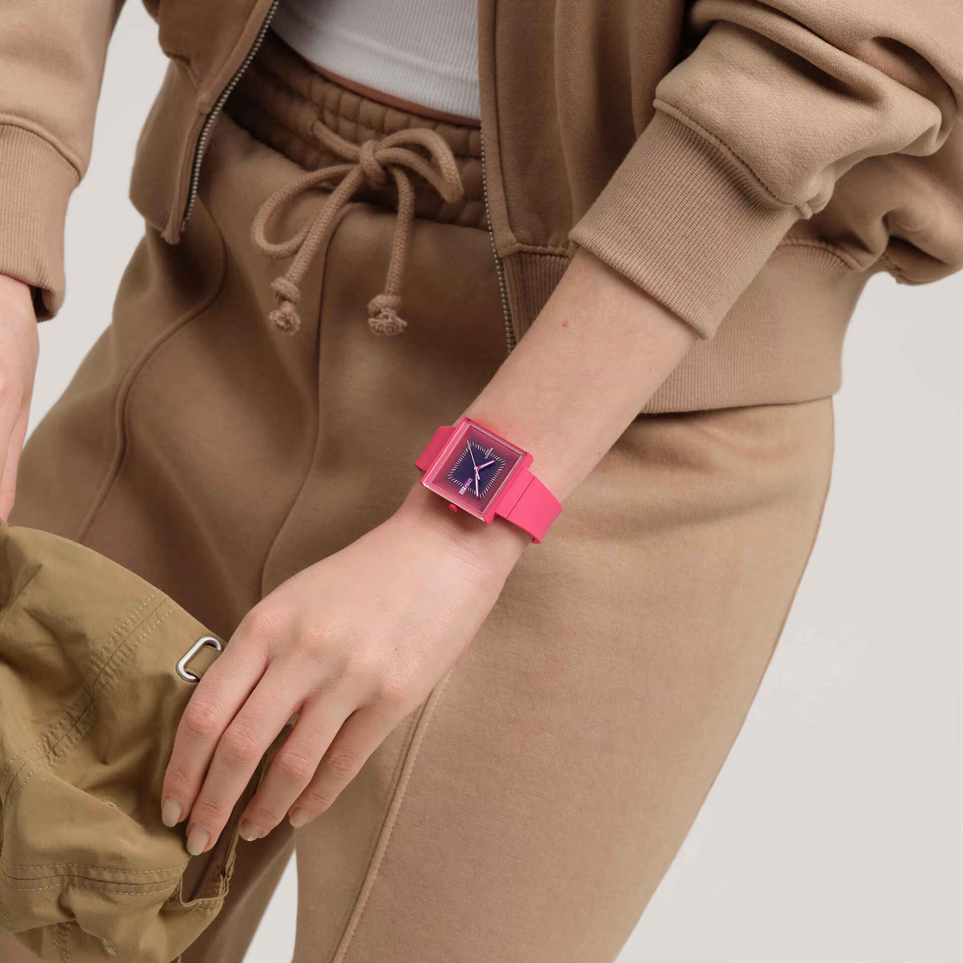 Swatch SO34R700 – Orologio quadrato Bioceramic rosa, vista angolata con cinturino sfumato viola-rosa