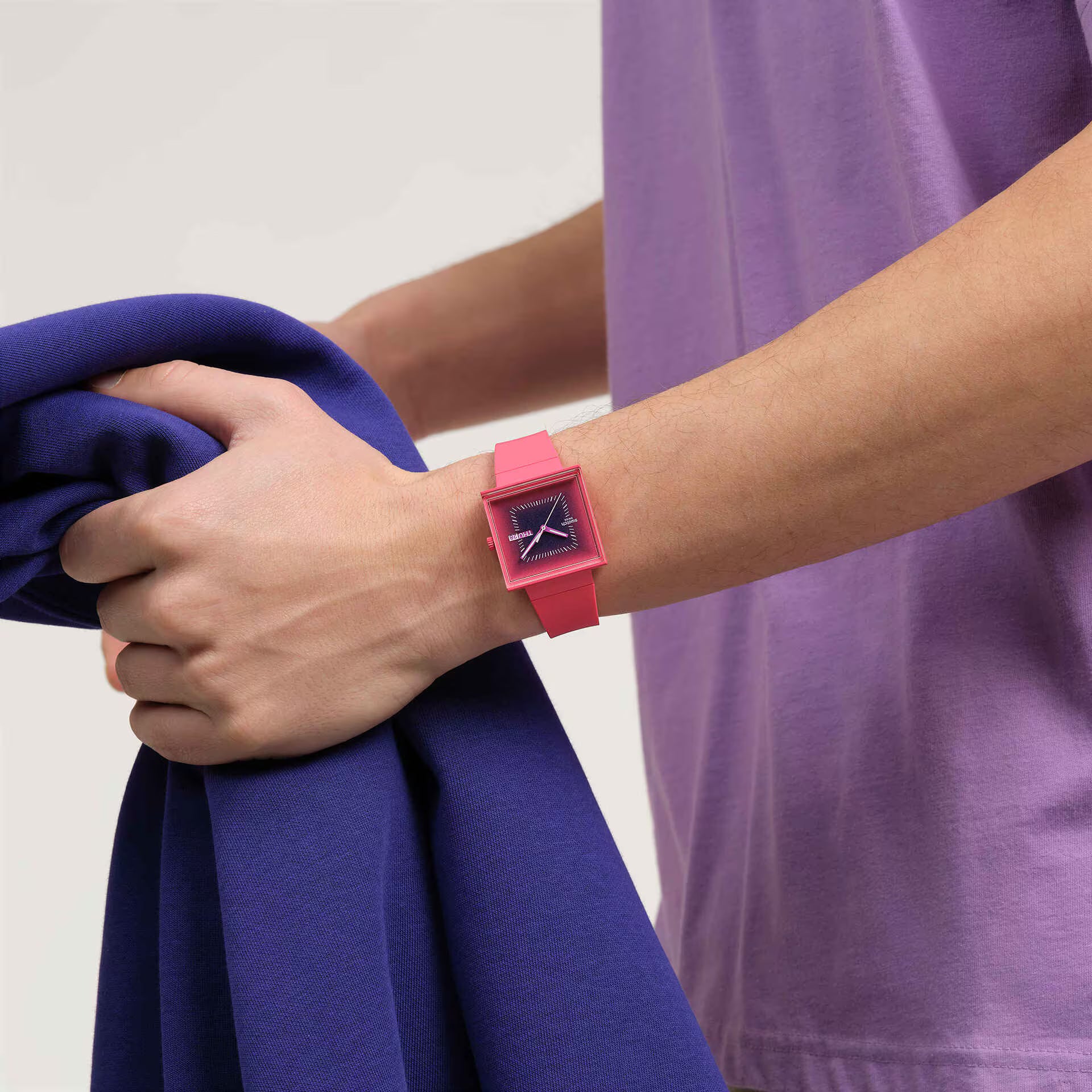 Swatch Squarely Berry What If SO34R700 – Vista laterale cassa Bioceramic e cinturino rosa scuro opaco