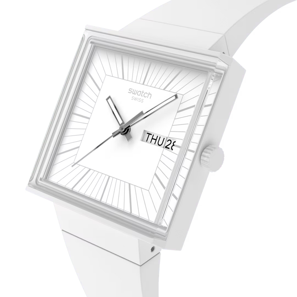 Dettaglio quadrante bianco orologio Swatch SO34W700 con lancette argento e datario
