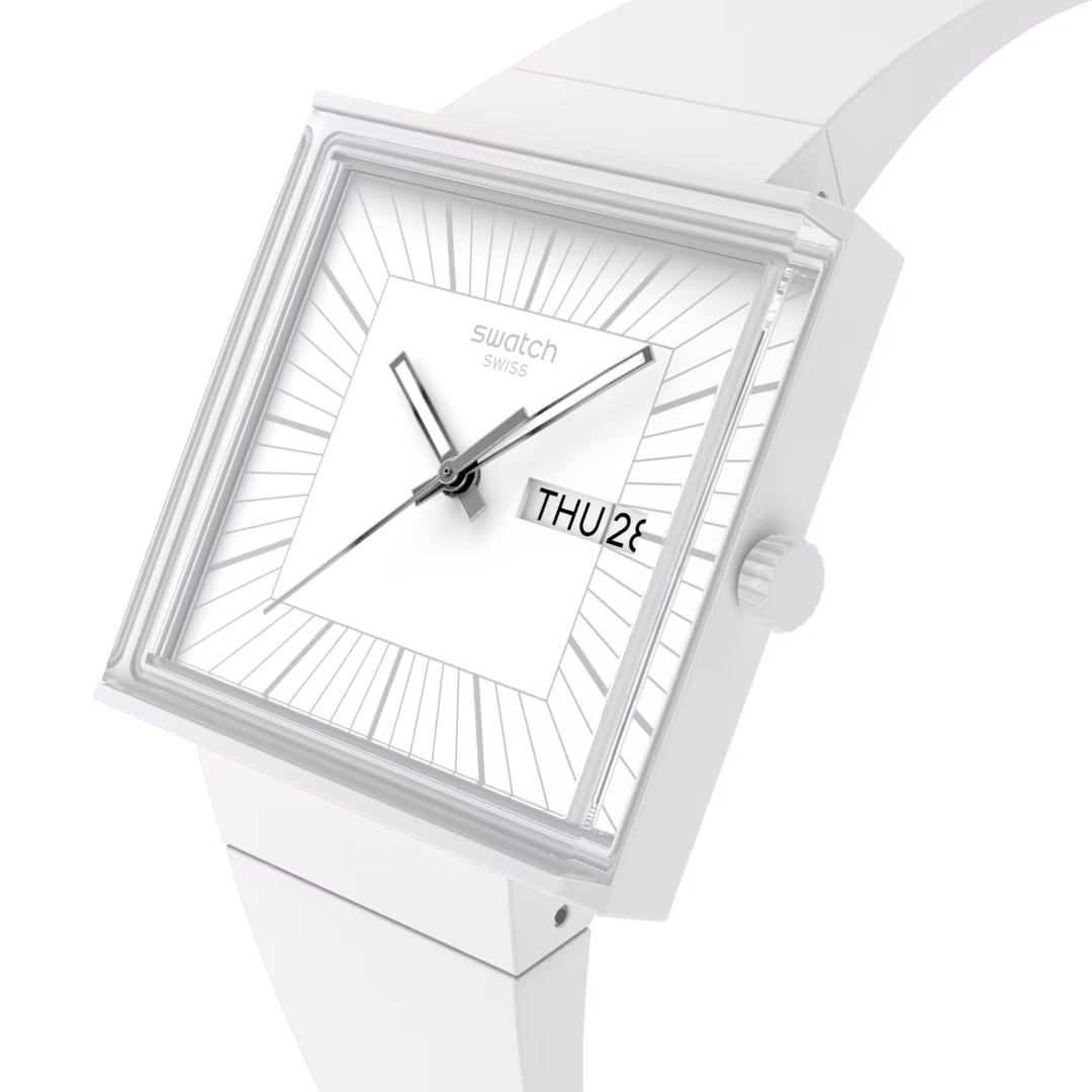 Dettaglio quadrante bianco orologio Swatch SO34W700 con lancette argento e datario