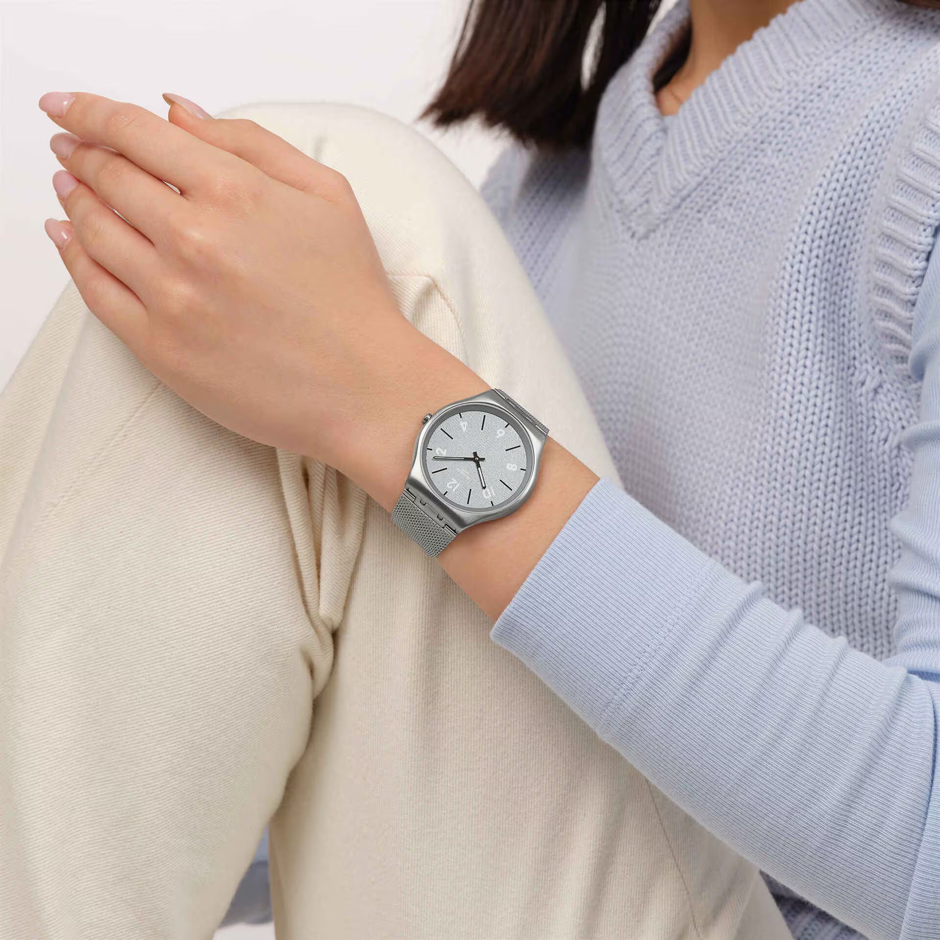 Swatch Irony SS07S152M Getting Meshy – Orologio in acciaio mesh indossato al polso, scatto lifestyle – CICCO Gioielleria