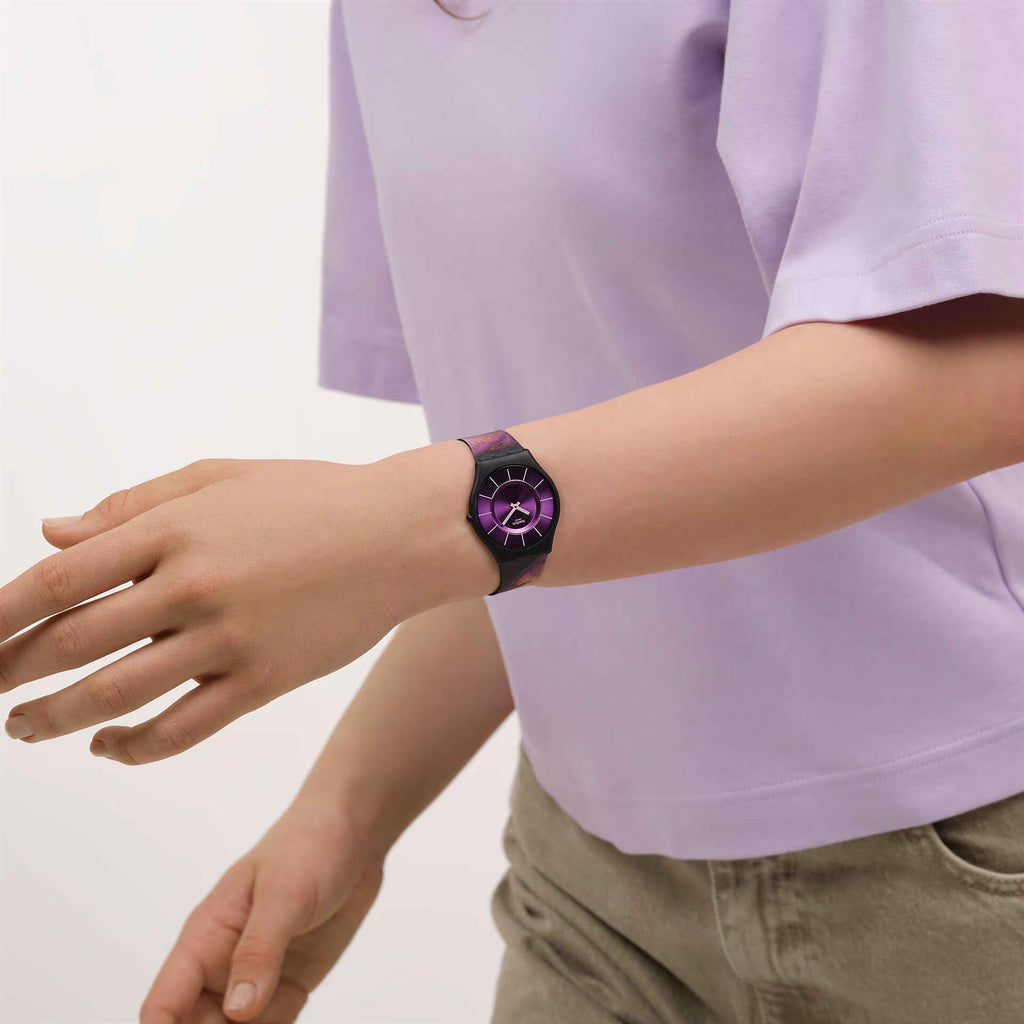Swatch Skin SS08B106 Paradise Bloom – Orologio ultra-piatto indossato al polso, scatto lifestyle – CICCO Gioielleria