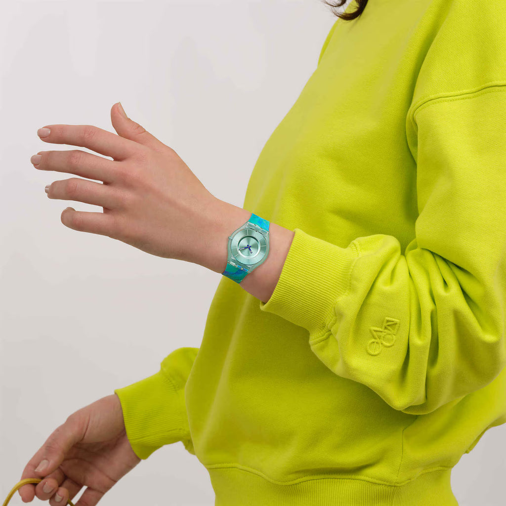 Swatch Skin SS08G111 Paradise Mist – Orologio ultra-piatto indossato al polso, scatto lifestyle – CICCO Gioielleria
