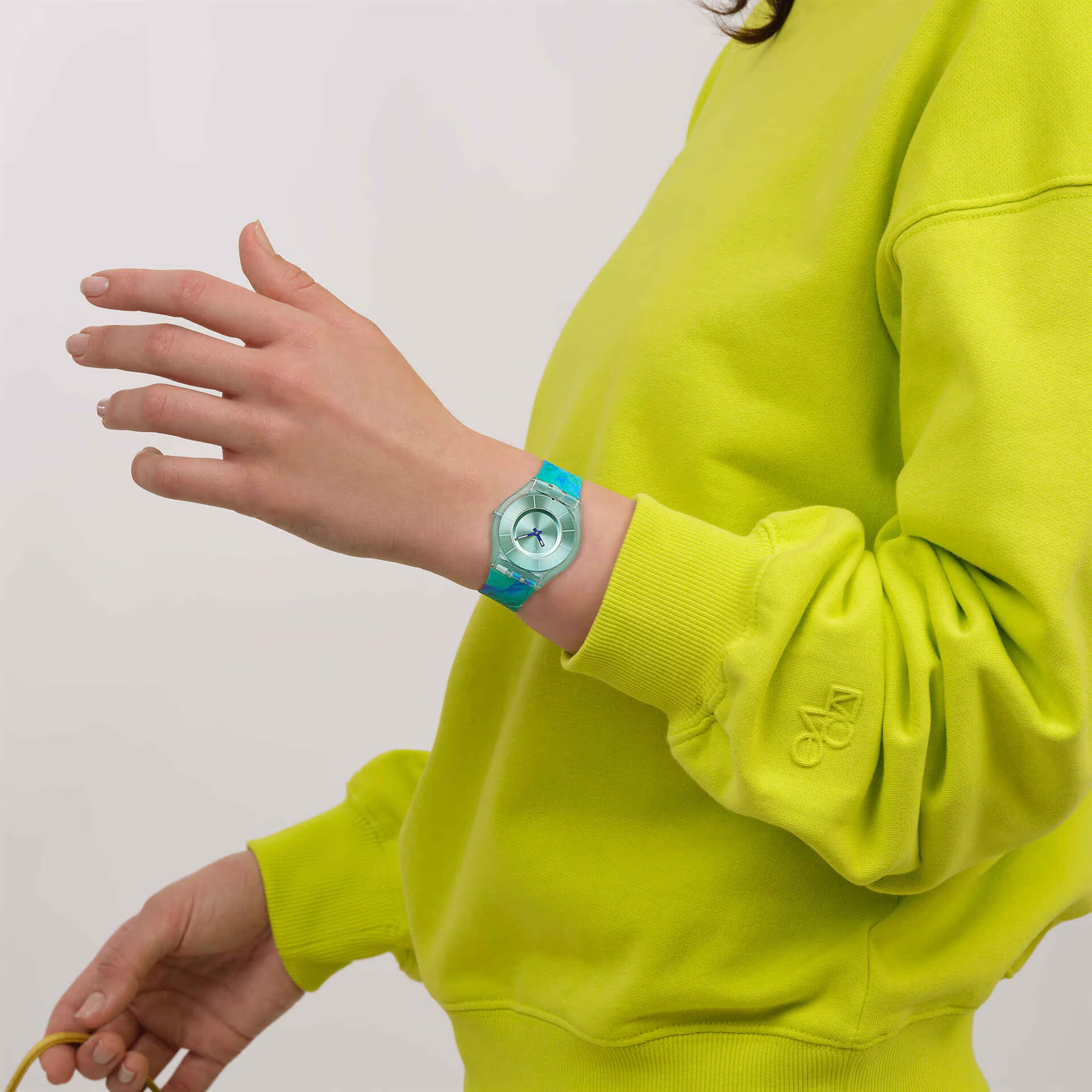 Swatch Skin SS08G111 Paradise Mist – Orologio ultra-piatto indossato al polso, scatto lifestyle – CICCO Gioielleria