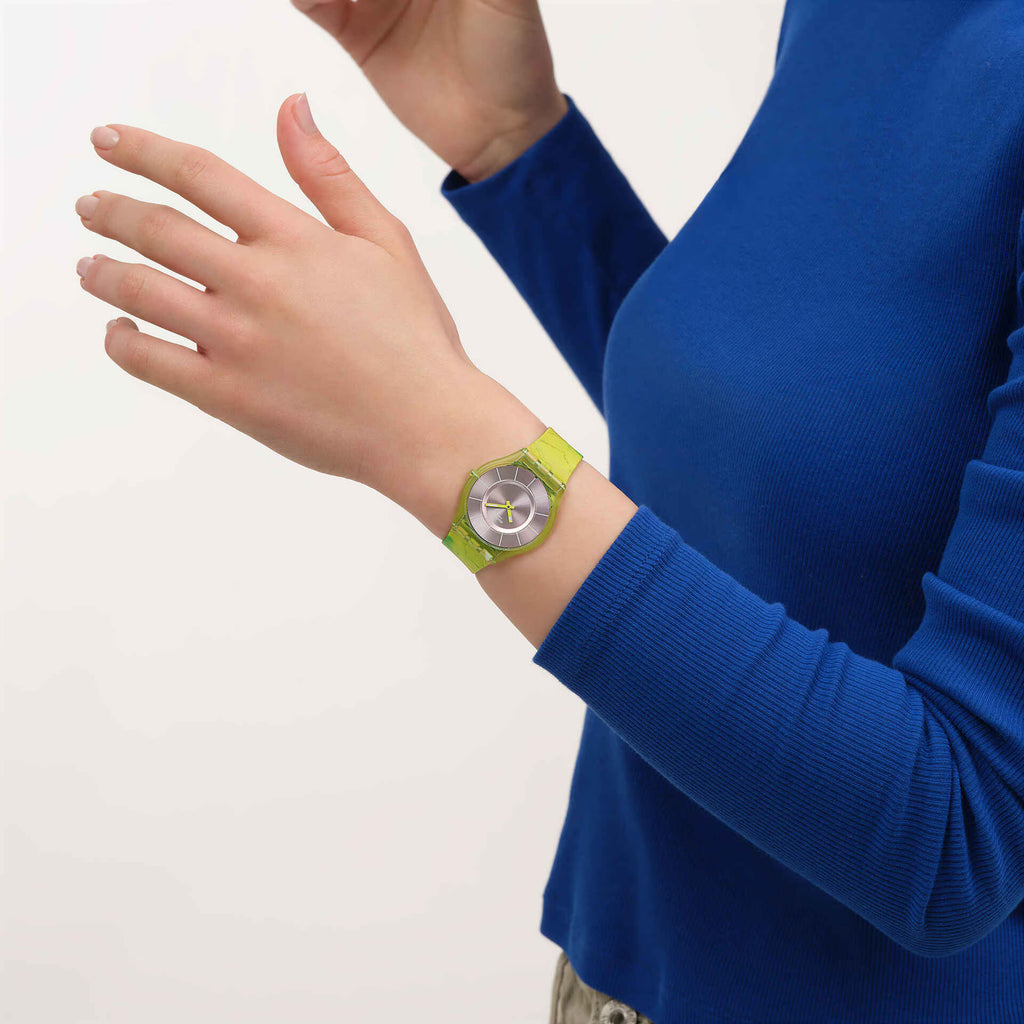 Swatch Skin SS08G112 Paradise Canopy – Orologio ultra-piatto indossato al polso, scatto lifestyle – CICCO Gioielleria