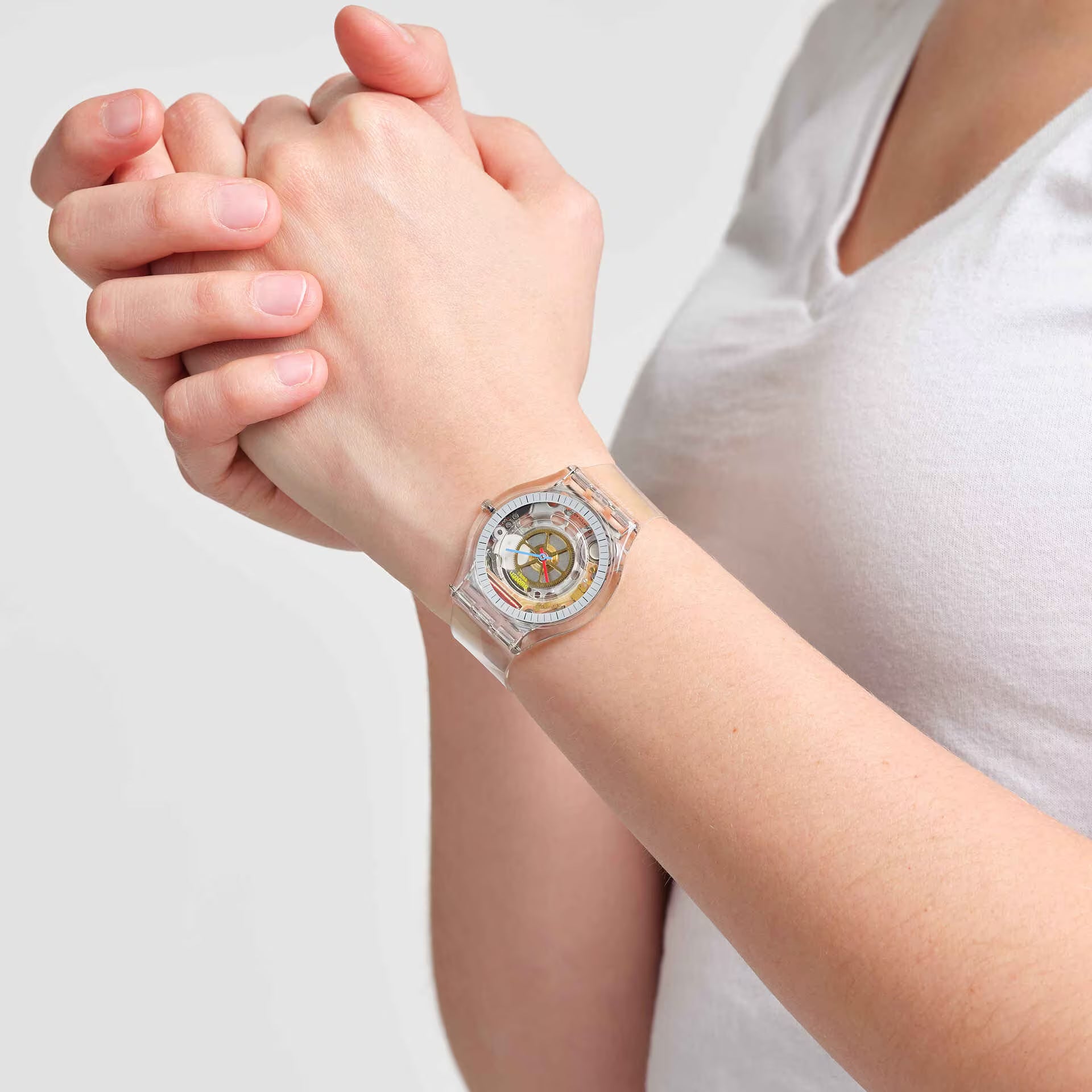 Swatch Clearly Skin SS08K109 – Orologio trasparente indossato al polso, scatto lifestyle – CICCO Gioielleria