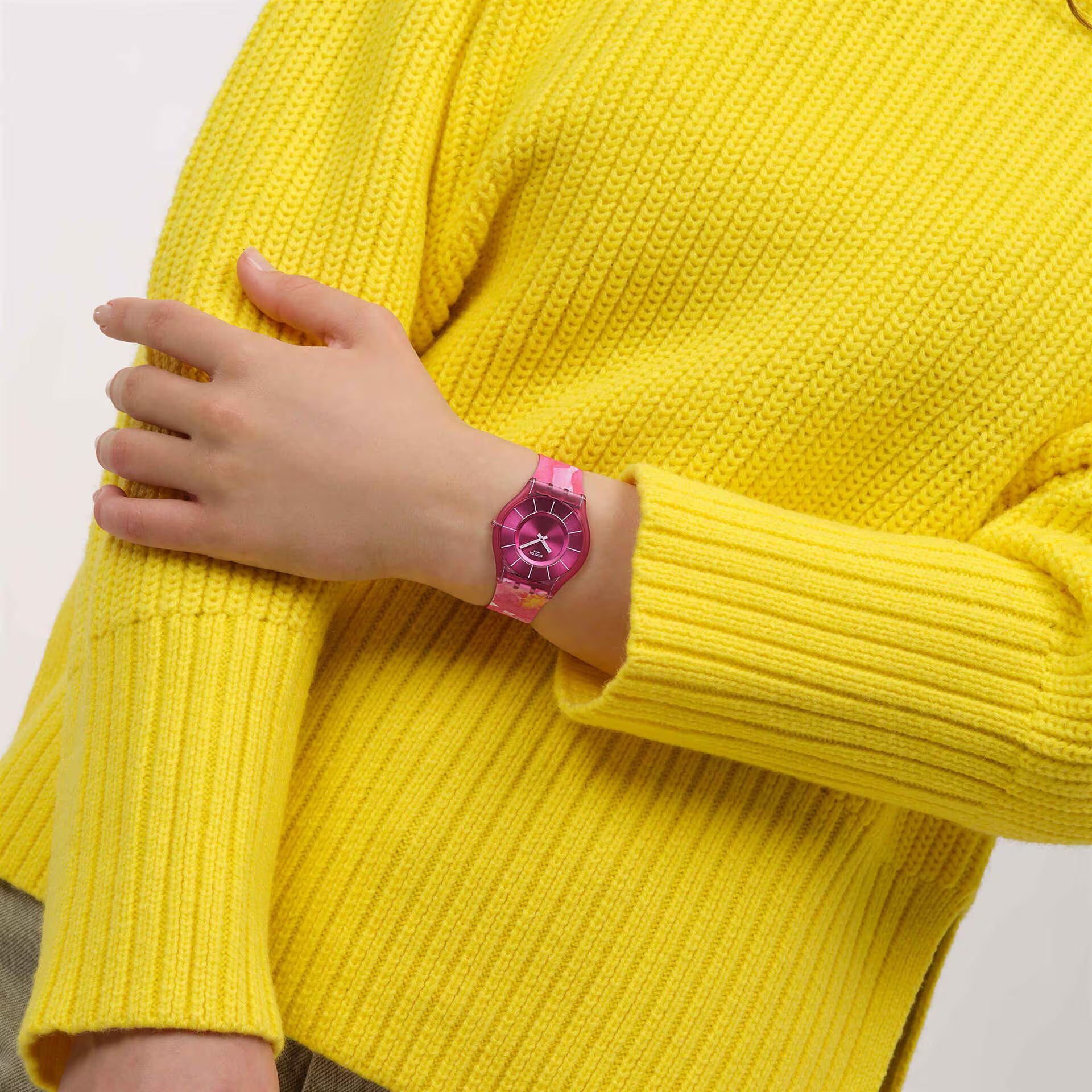 Swatch Skin SS08P113 Paradise Petals – Orologio ultra-piatto indossato al polso, scatto lifestyle – CICCO Gioielleria