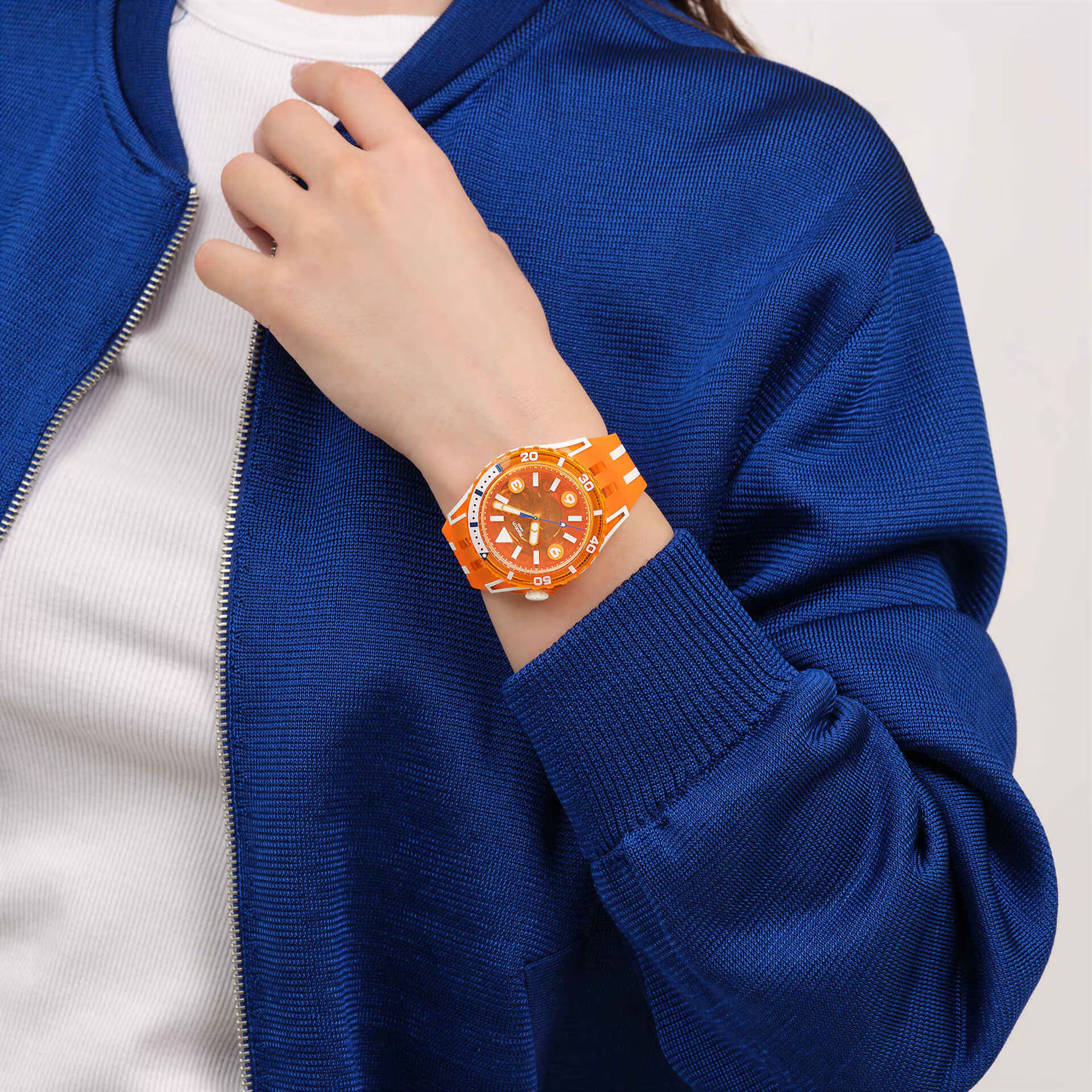 Swatch Scubacqua SSCU09O100 Pacific Sea Nettle indossato al polso – foto 1