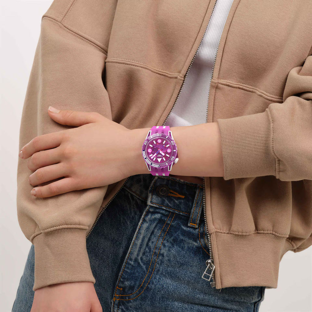 Swatch Scubacqua SSCU09P100 Flower Hat indossato al polso – foto 1