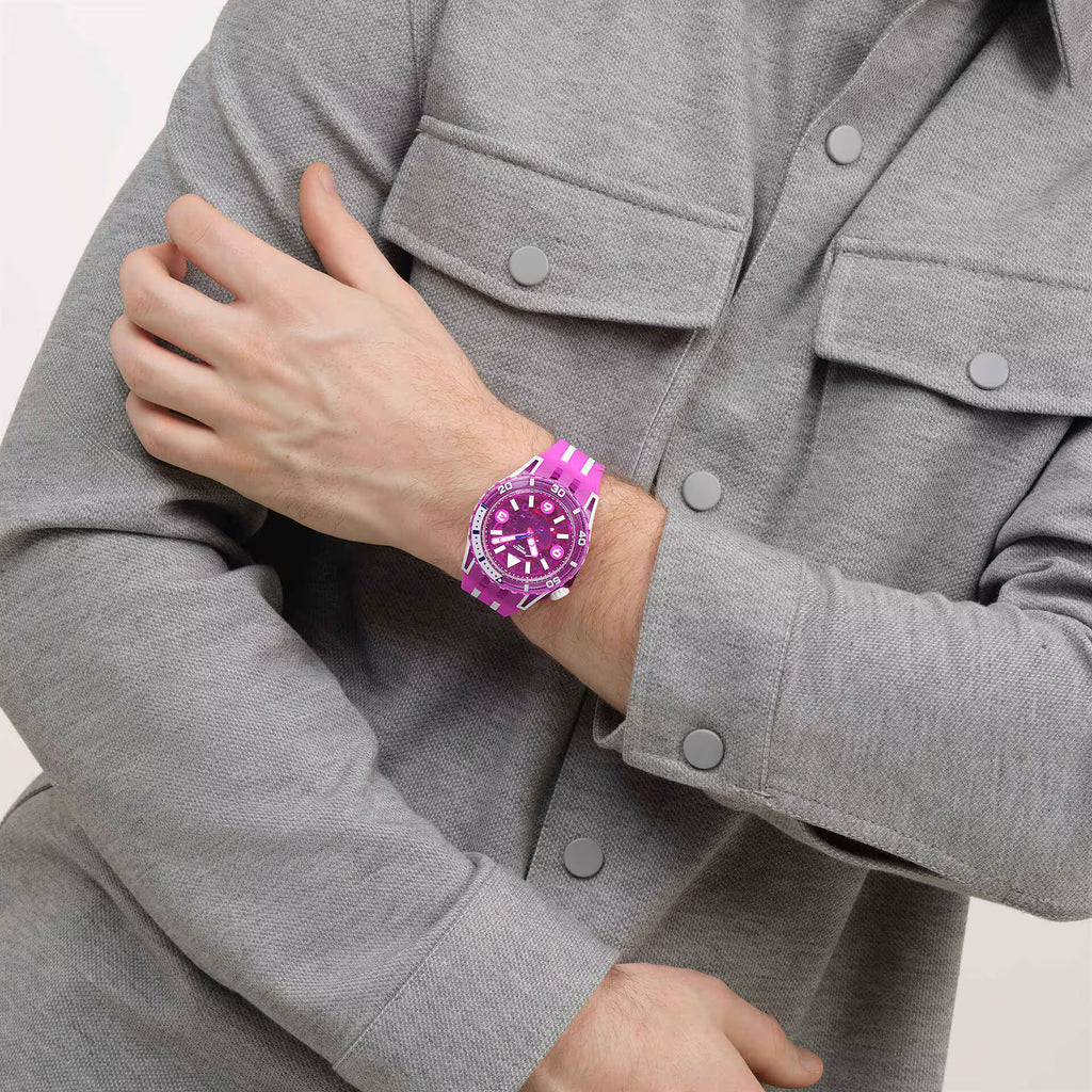 Swatch Scubacqua SSCU09P100 Flower Hat indossato al polso – foto 2