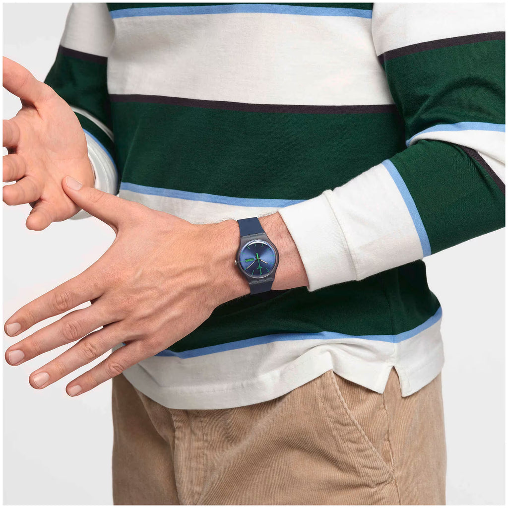 Swatch Gent SO29N704 Blue Rebel – Orologio uomo indossato al polso, scatto lifestyle – CICCO Gioielleria