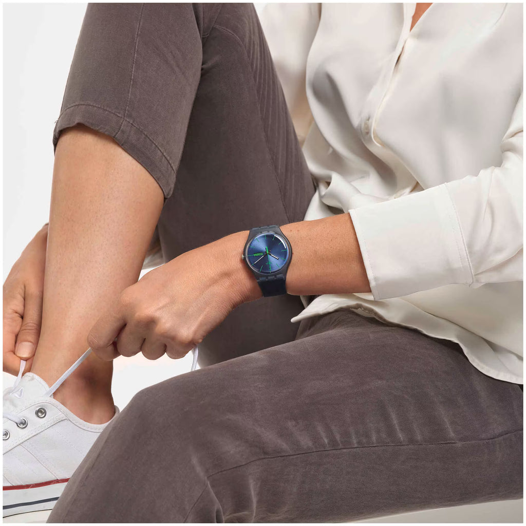 Swatch Gent SO29N704 Blue Rebel – Secondo scatto lifestyle orologio blu rebel – CICCO Gioielleria