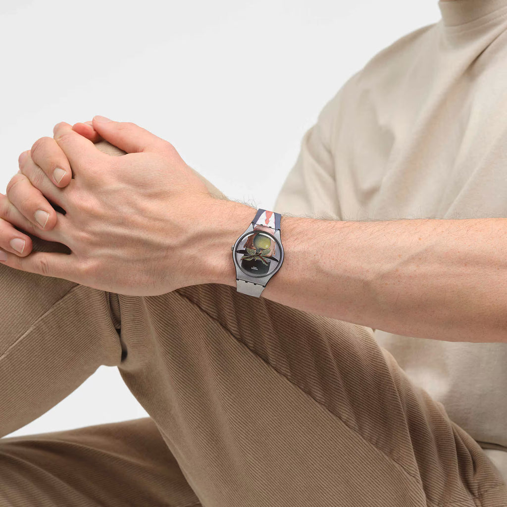 Swatch SUOZ350 Le Fils de l'Homme by Magritte – Vista angolata con cinturino – SWATCH