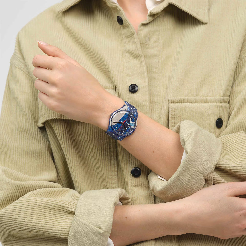 Swatch SUOZ351 The Great Wave by Hokusai & Astrolabe – Orologio indossato al polso, scatto lifestyle – CICCO Gioielleria