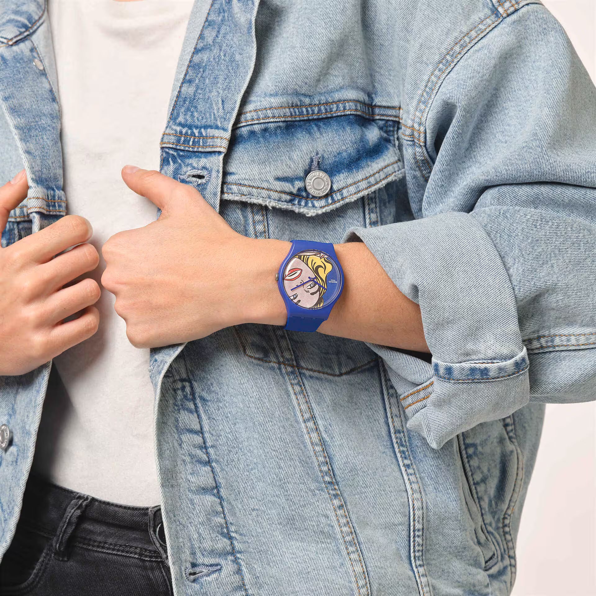 Swatch SUOZ352 Roy Lichtenstein indossato al polso – Orologio Pop Art Special Edition MoMA | CICCO Gioielleria