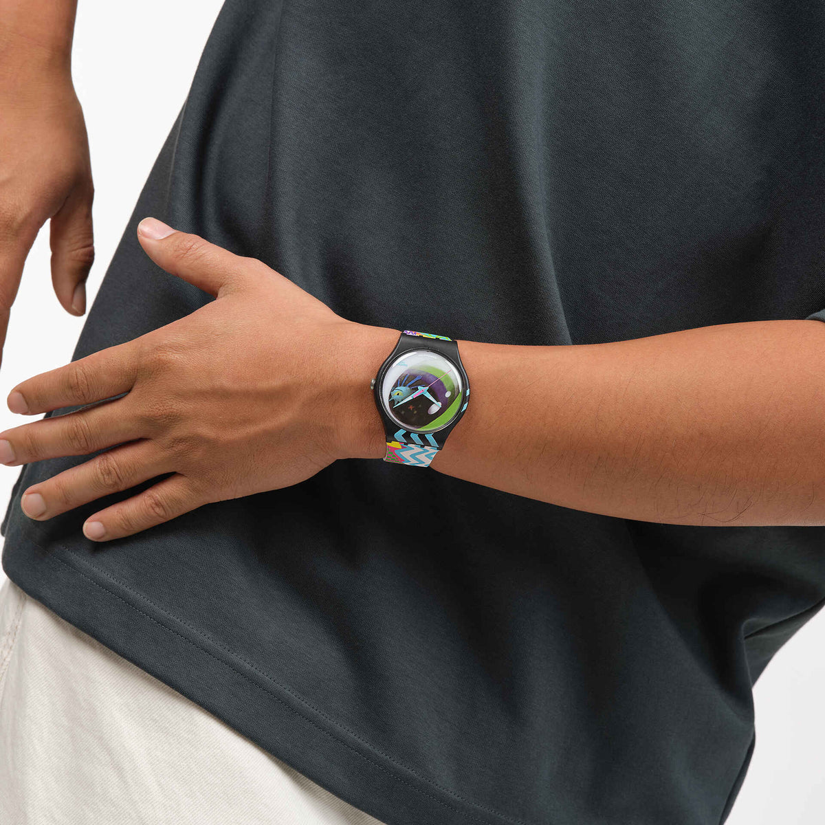 Swatch SUOZ372 Street Eye indossato al polso