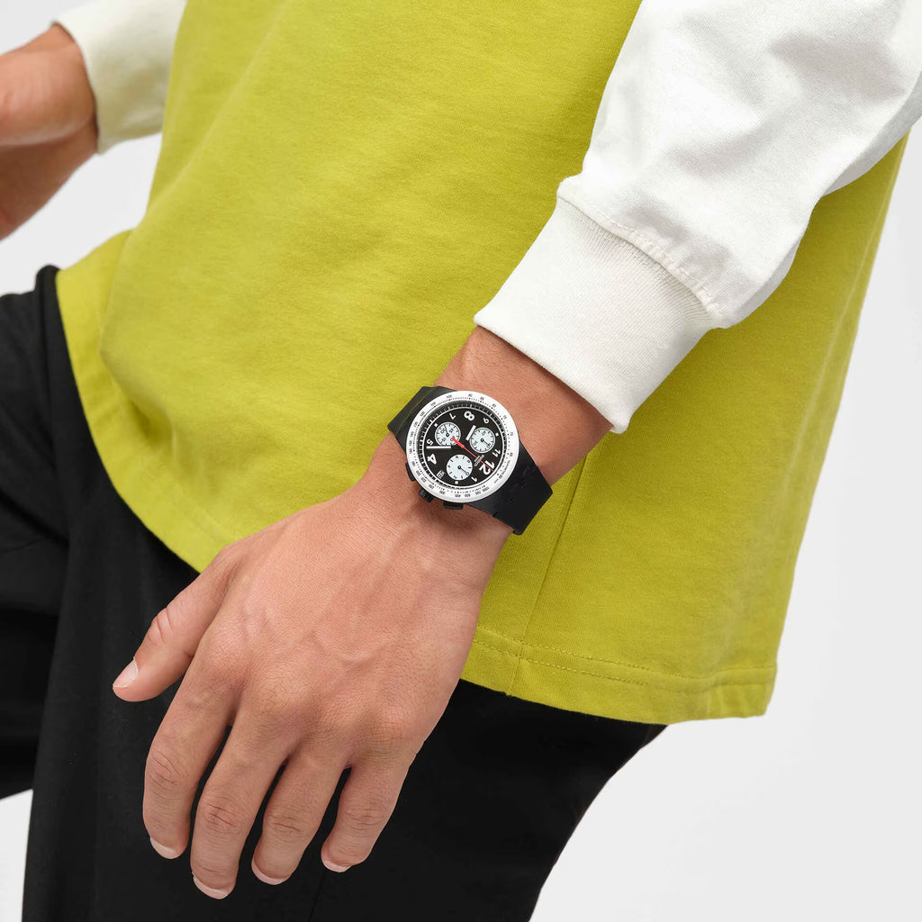 Swatch Bioceramic Chrono SUSB420 Nothing Basic About Black – Cronografo nero indossato al polso, scatto lifestyle – CICCO Gioielleria