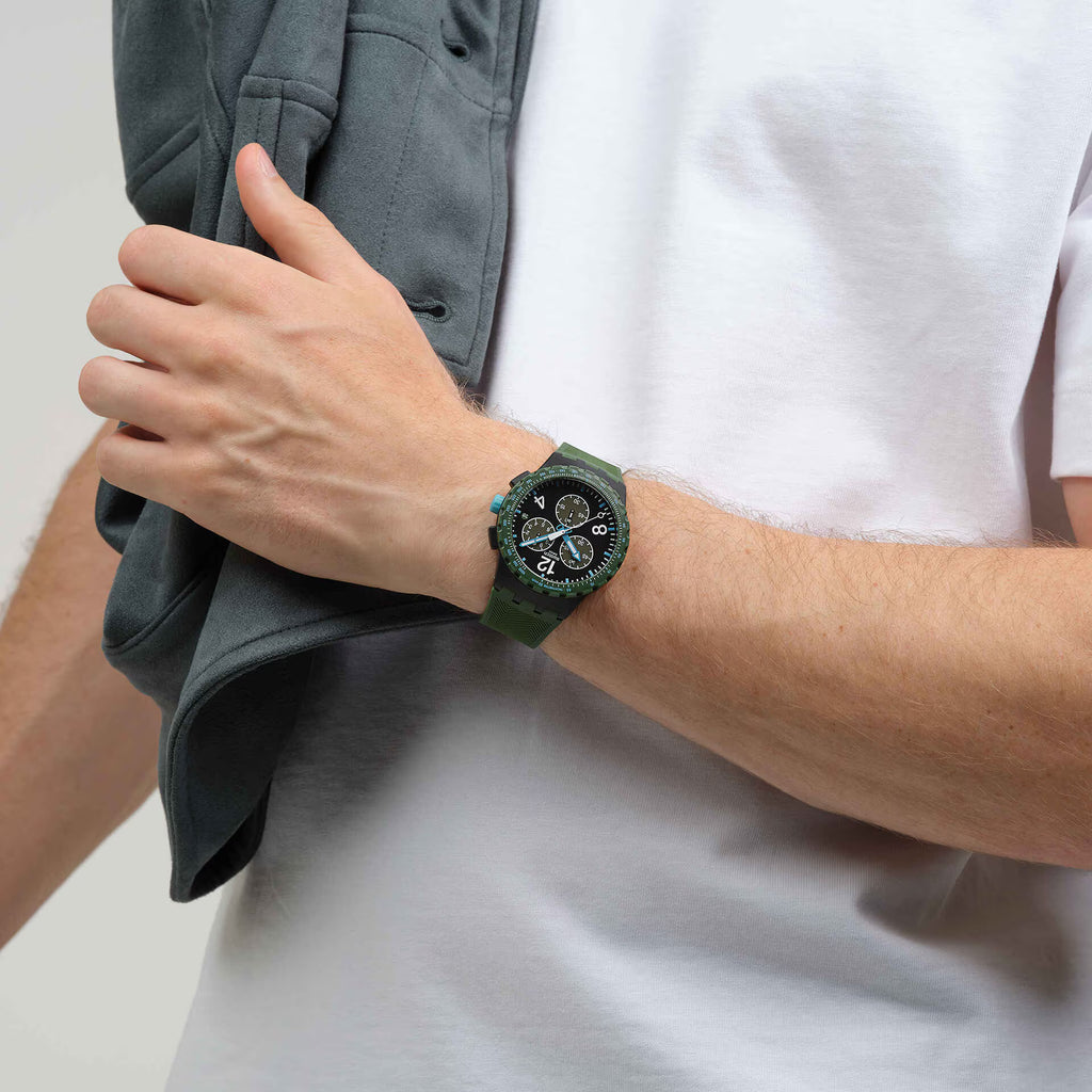 Swatch Bioceramic Chrono SUST402 Olive Rush – Cronografo verde oliva indossato al polso, scatto lifestyle – CICCO Gioielleria