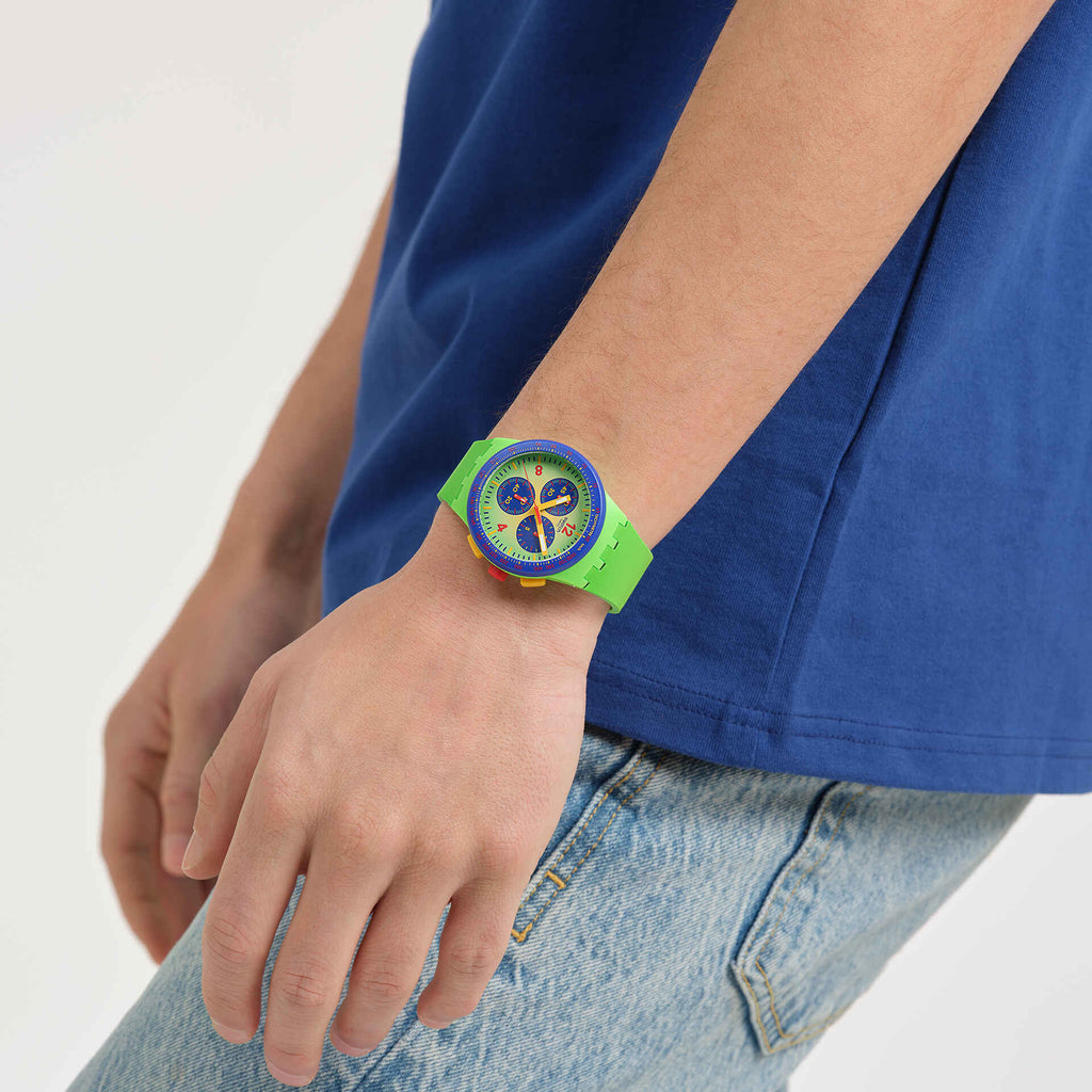 Swatch Bioceramic Chrono SUSG101 Flowing Freshly – Cronografo indossato al polso, scatto lifestyle – CICCO Gioielleria