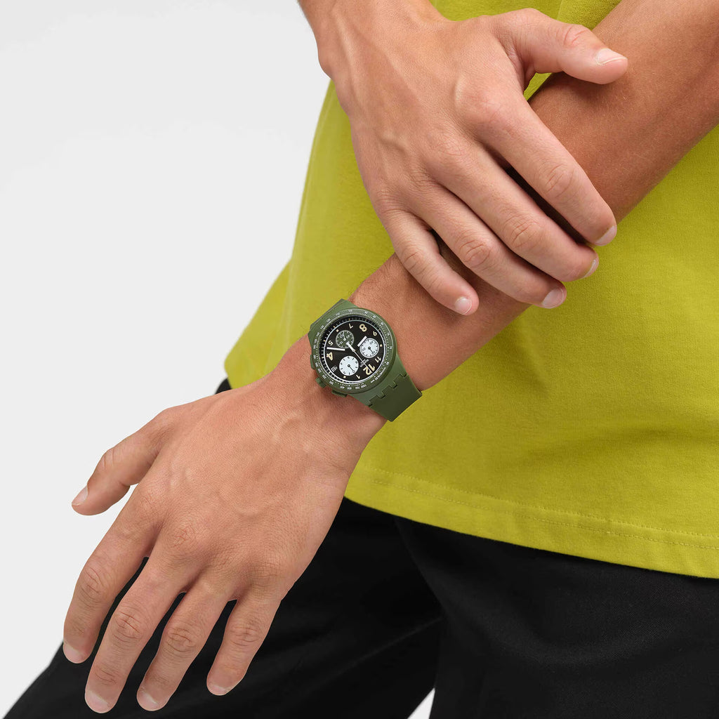 Swatch Bioceramic Chrono SUSG400 Nothing Basic About Green – Cronografo verde indossato al polso, scatto lifestyle – CICCO Gioielleria