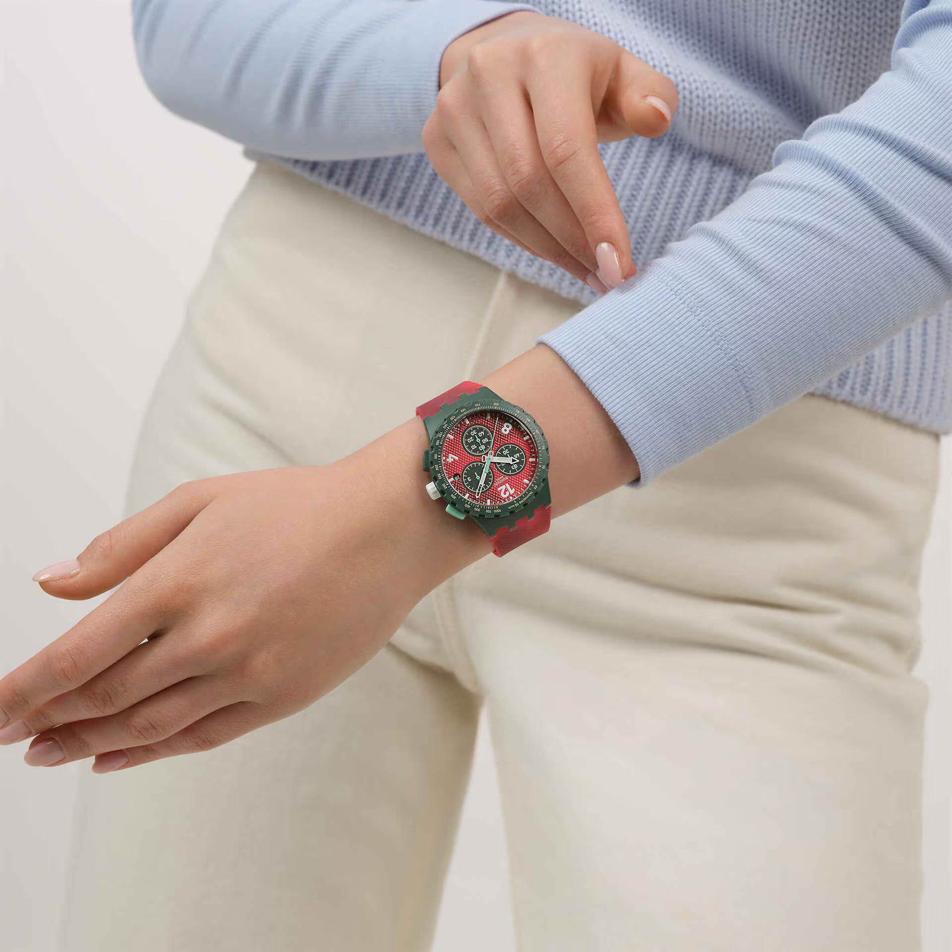 Swatch Bioceramic Chrono SUSG410 Crimson Foliage – Cronografo indossato al polso, scatto lifestyle – CICCO Gioielleria