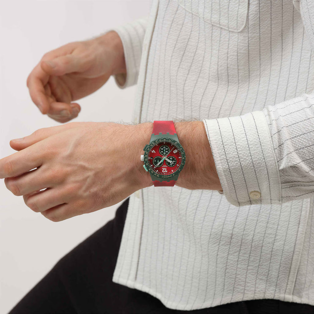 Swatch Bioceramic Chrono SUSG410 Crimson Foliage – Secondo scatto lifestyle cronografo rosso – CICCO Gioielleria