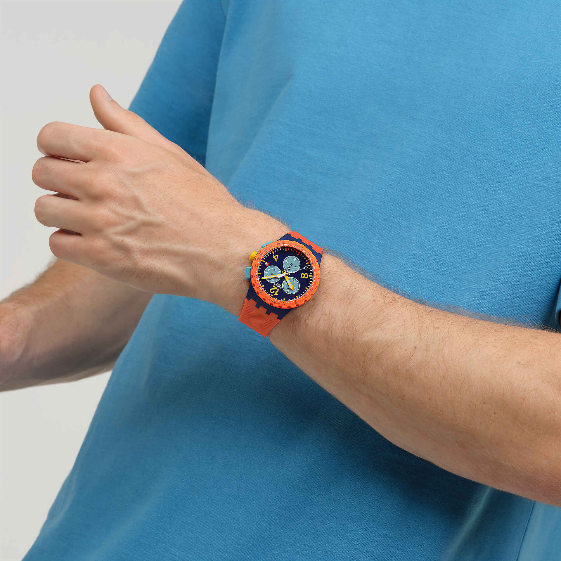 Swatch Bioceramic Chrono SUSI400 Camo Flash – Cronografo mimetico indossato al polso, scatto lifestyle – CICCO Gioielleria