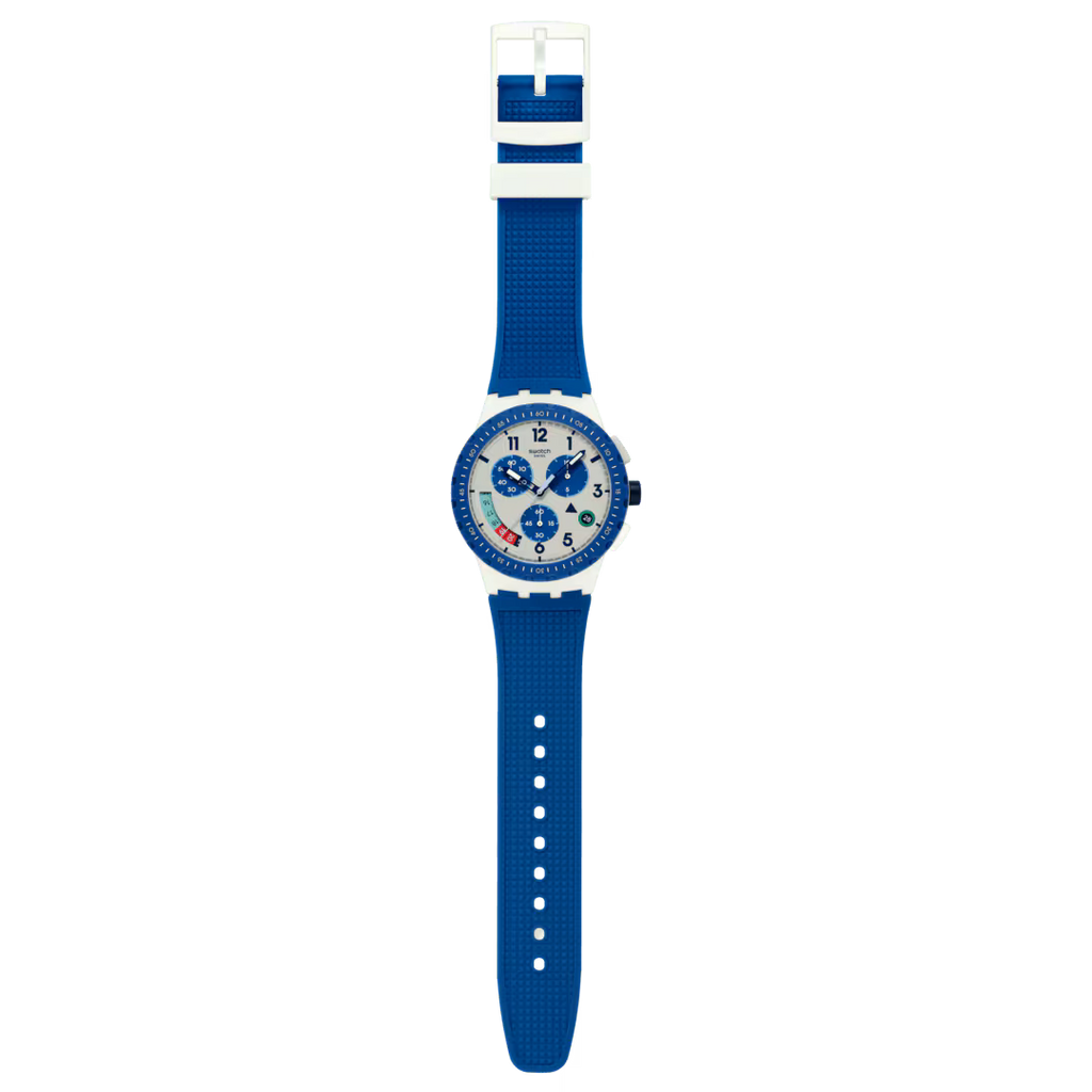 Swatch SUSM409 – Cronografo bianco e blu con scala tachimetrica su sfondo neutro