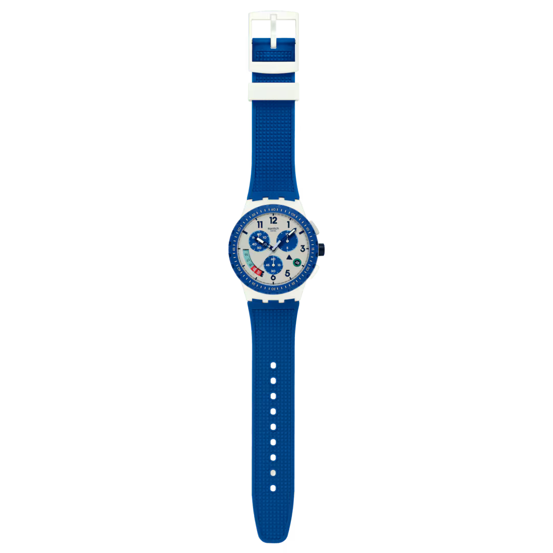 Swatch SUSM409 – Cronografo bianco e blu con scala tachimetrica su sfondo neutro