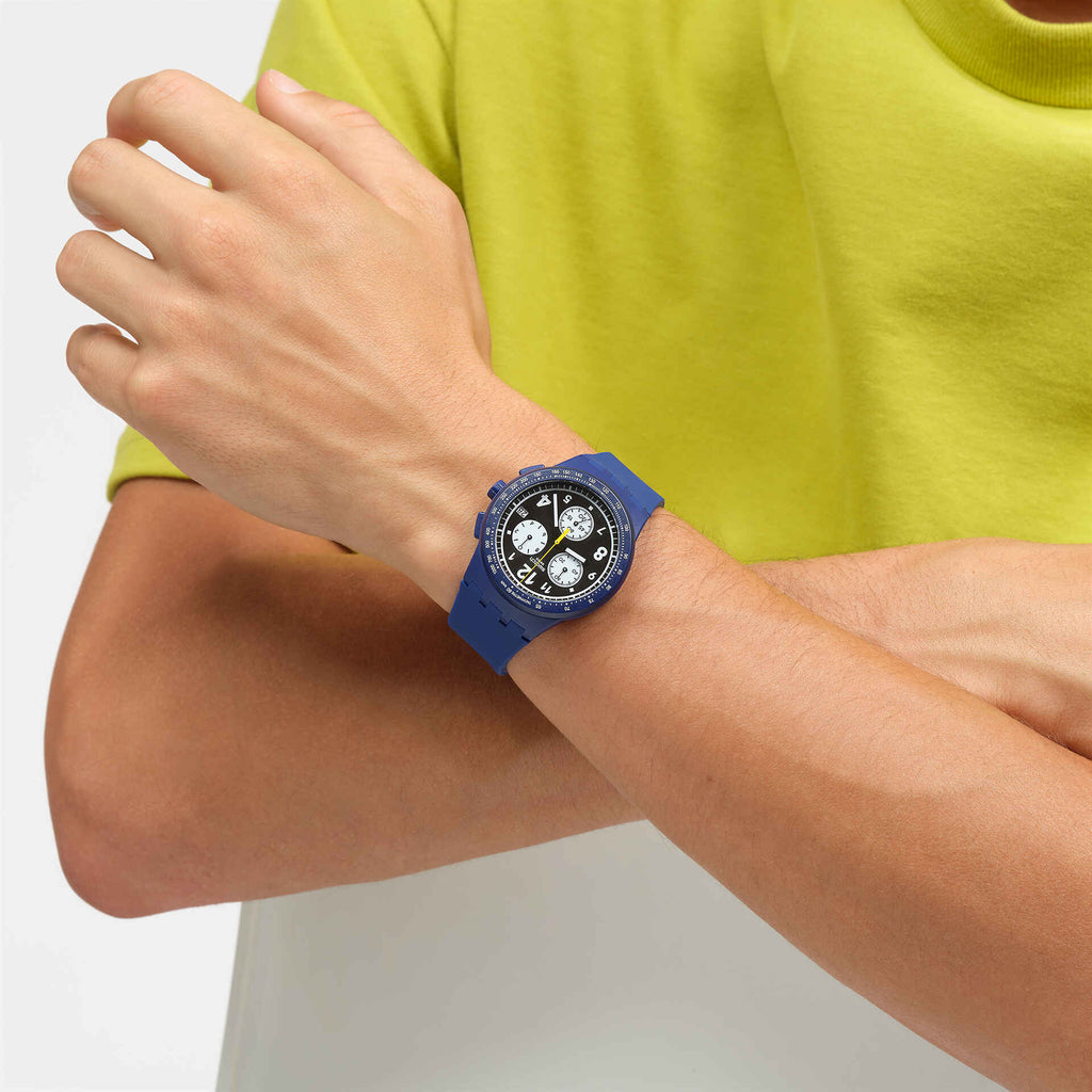 Swatch Bioceramic Chrono SUSN418 Nothing Basic About Blue – Cronografo blu indossato al polso, scatto lifestyle – CICCO Gioielleria
