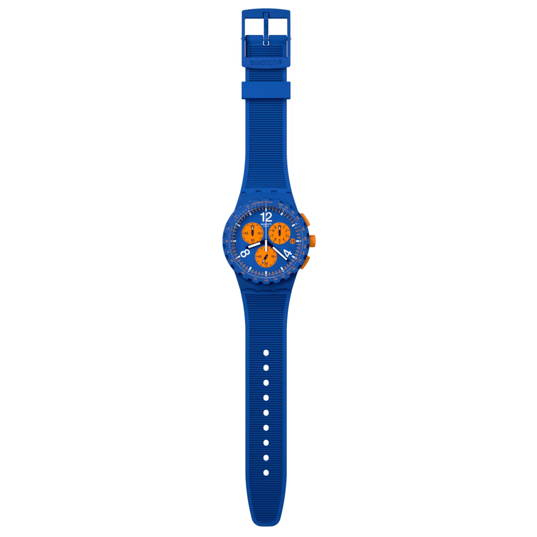 Swatch PRIMARILY BLUE SUSN419, cronografo blu con contatori arancioni e cinturino coordinato, vista frontale.