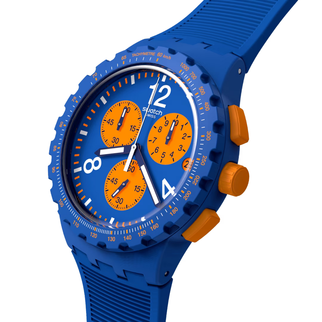Dettaglio del quadrante Swatch SUSN419 con contatori arancioni, lancette bianche e scala tachimetrica.