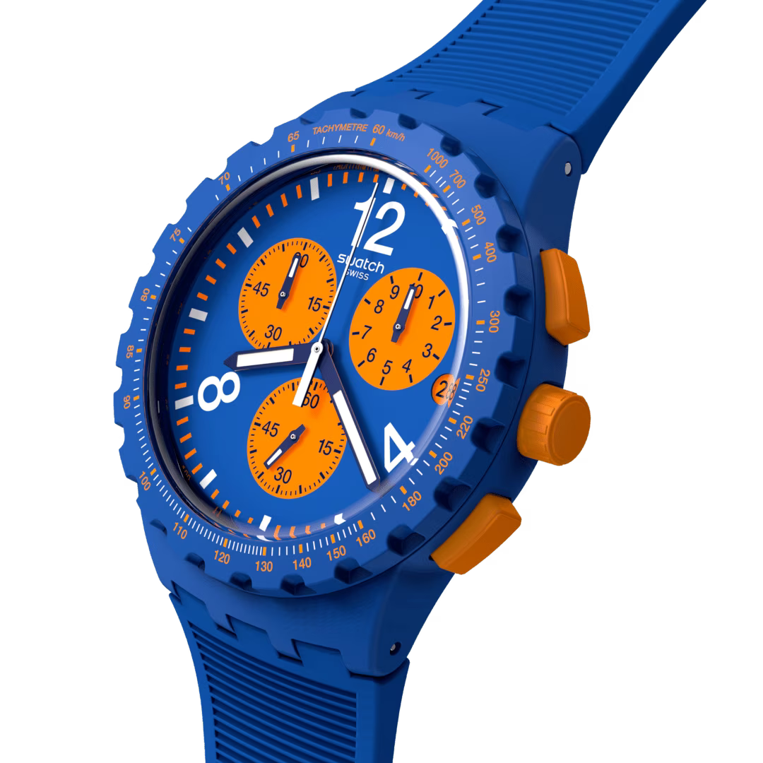 Dettaglio del quadrante Swatch SUSN419 con contatori arancioni, lancette bianche e scala tachimetrica.