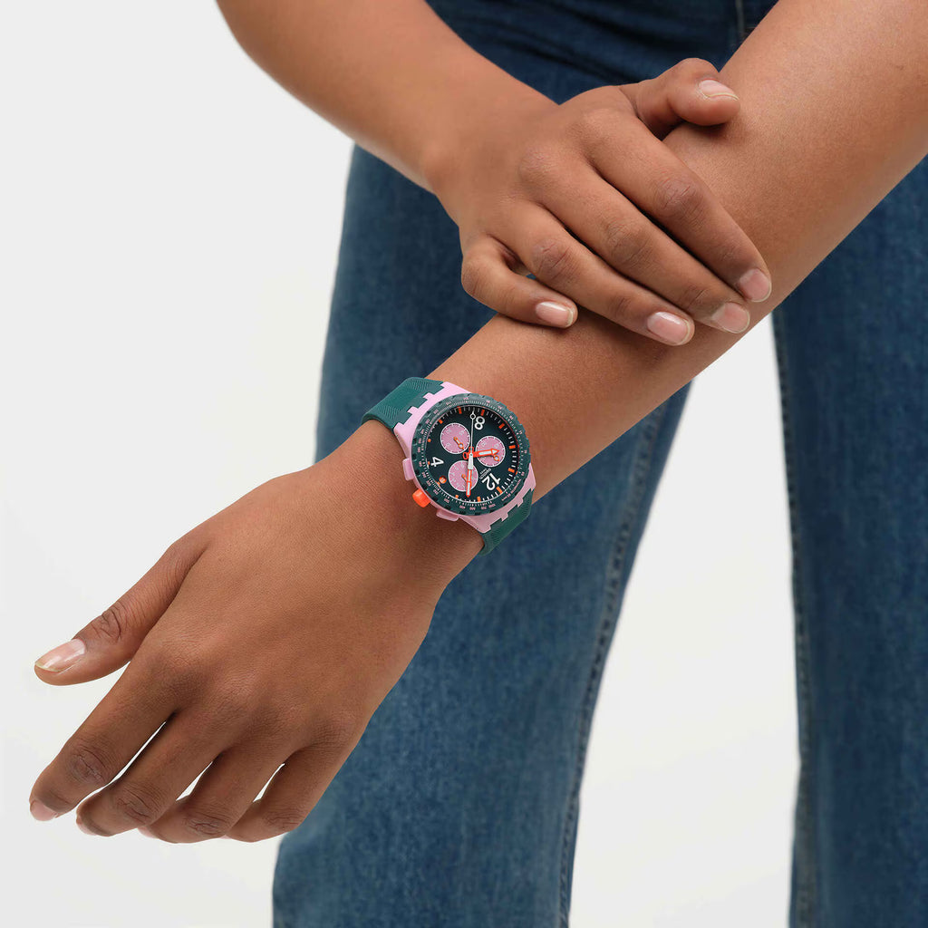 Swatch Bioceramic Chrono SUSP400 Moment of Rose – Cronografo rosa indossato al polso, scatto lifestyle – CICCO Gioielleria