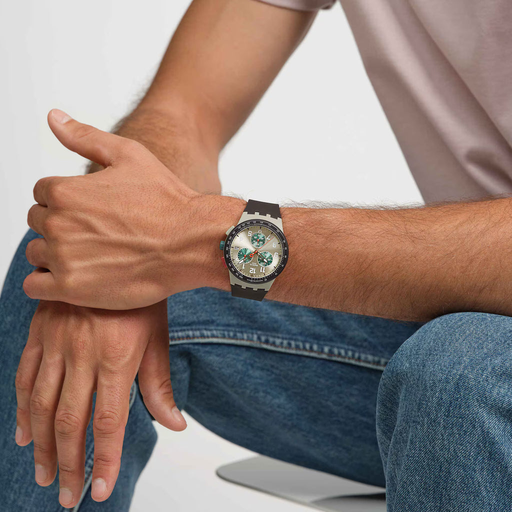 Swatch Bioceramic Chrono SUSB421 Obsidian Ink – Cronografo blu ossidiana indossato al polso, scatto lifestyle – CICCO Gioielleria