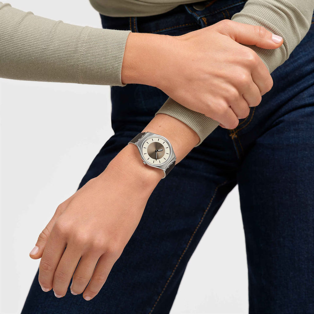 Swatch Irony SYXS158 Hazel Delight – Vista angolata orologio acciaio nocciola – SWATCH